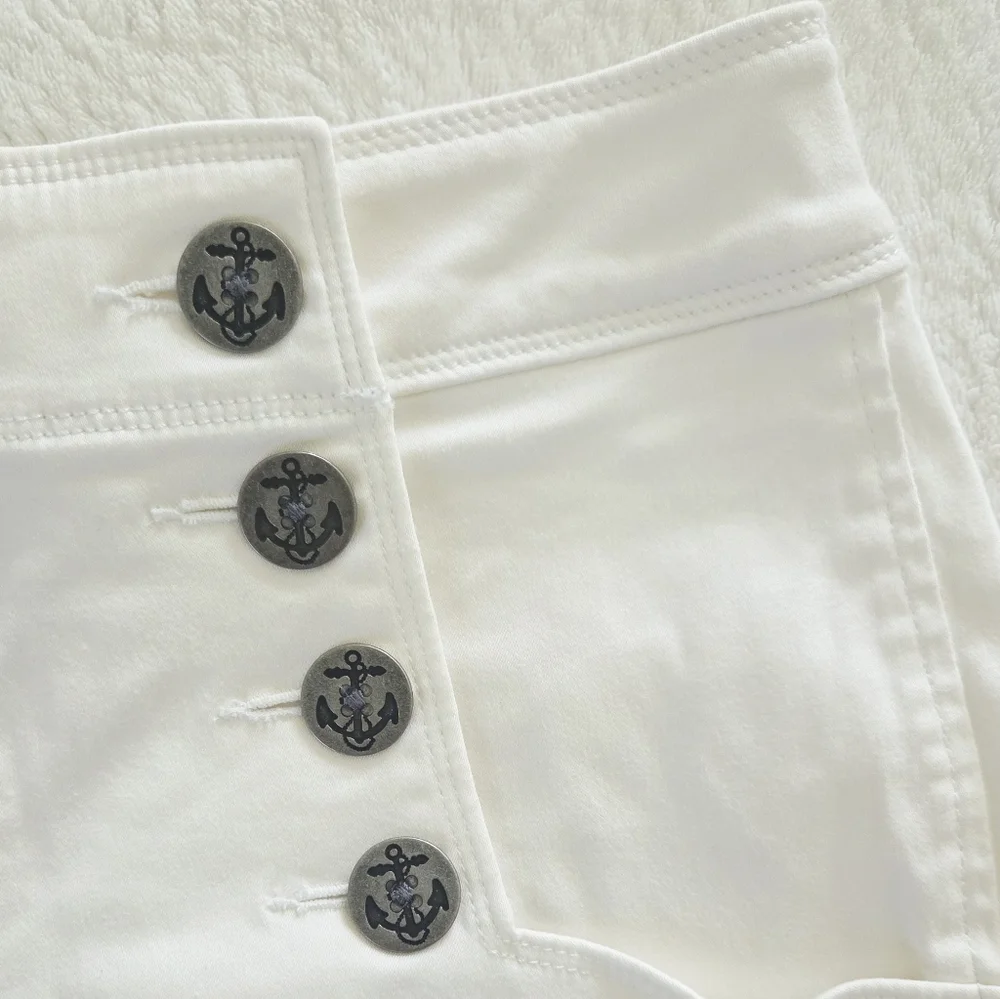 Express ✨️ White Cotton Buttoned Women's Shorts Size 2